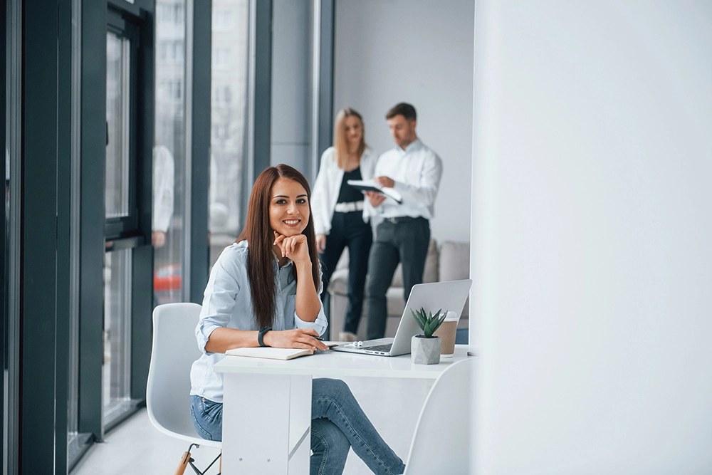 Femme travaille dans un bureau inclusif et collaboratif