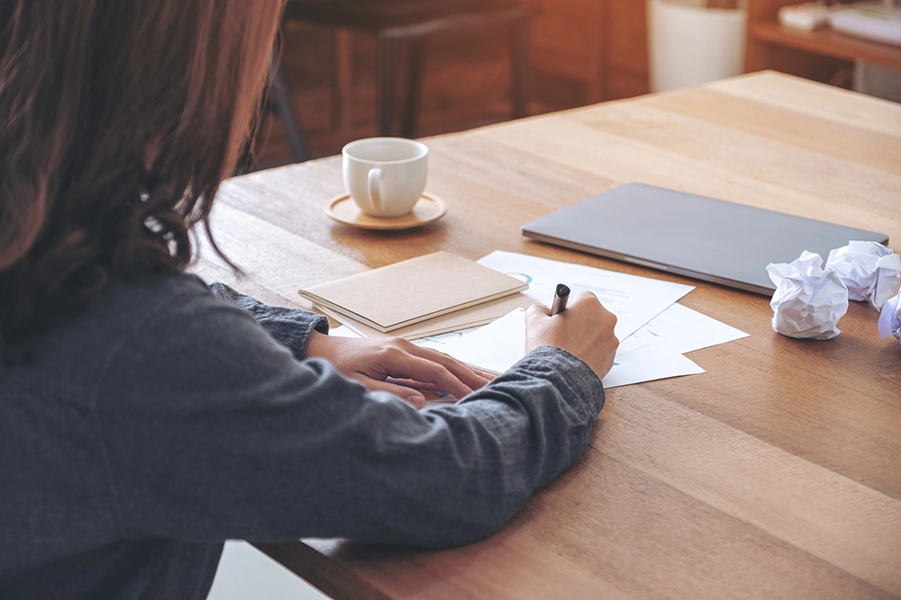 Candidate rédige un document professionnel sur bureau