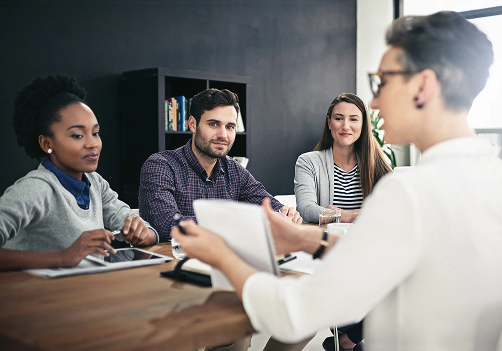 Équipe diverse échange sur le recrutement et l’inclusion